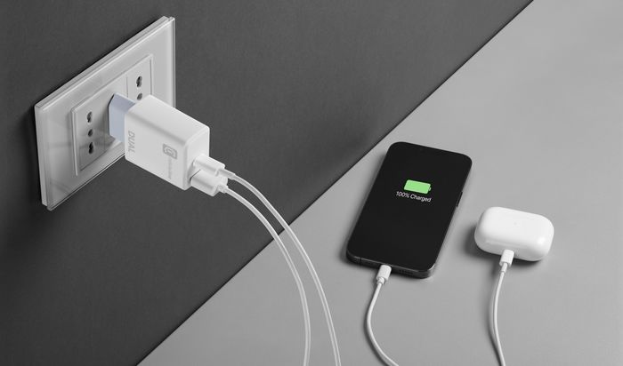 Kit Energia: Caricabatterie Pro Lite con porta USB-A e 1 porta USB-C + Cavo USB-C Kit Energia: Caricabatterie Pro Lite con porta USB-A e 1 porta USB-C + Cavo USB-C