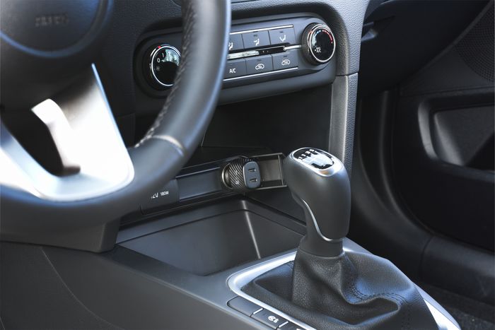 Découvrez le chargeur de voiture USB-C noir à 2 ports de Cellularline pour charger votre téléphone rapidement et en toute sécurité ! Achetez-le maintenant !