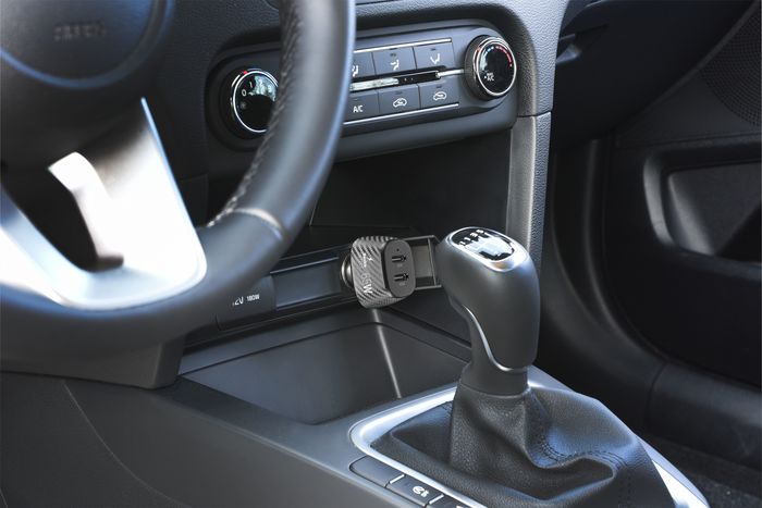 Découvrez le chargeur de voiture noir 2 ports 65W de Cellularline pour charger votre téléphone rapidement et en toute sécurité ! Achetez-le maintenant !