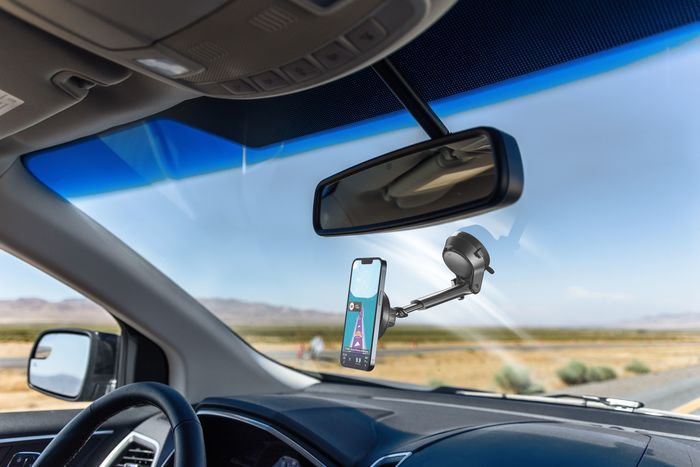 Car holder for iPhone with cooling | Cellularline